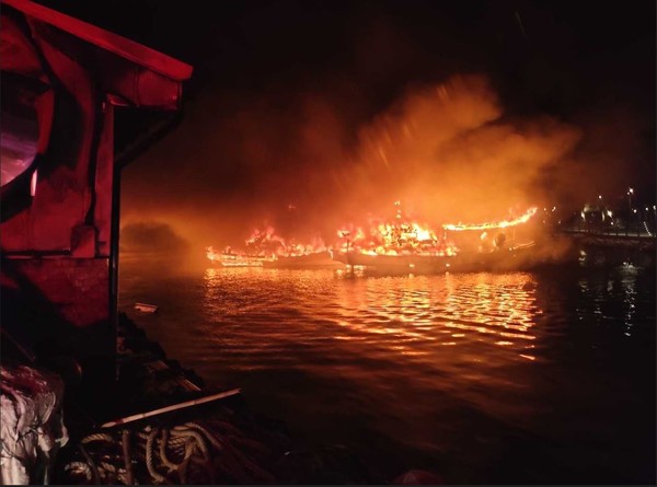 지난 7월 8일 발생한 강원 고성군의 아야진항 어구 보관 창고에서 발생한 화재 모습. 소방청에 따르면, 최근 5년간 창고시설 화재는 총 7388건이 발생했다. 사진/뉴시스