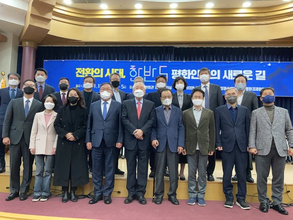 17일 옿 1시 ‘전환의 시대, 한반도 평화안보의 새로운 길 포럼’이 국회의원회관 제1소회의실에서 열렸다. (사진 : 뉴스엔뷰 진선미 기자)