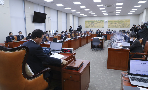 유기홍 국회 교육위원회 위원장이 21일 국회에서 열린 교육위원회 전체회의를 주재하고 있다. (사진:뉴시스)