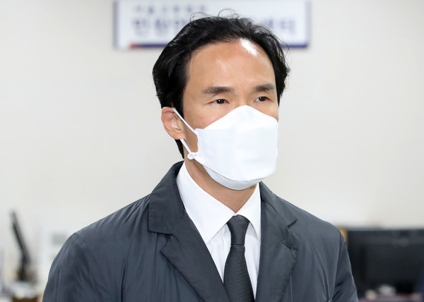 지난 2020년 4월 17일 협력업체로부터 금품을 수수한 혐의 등으로 재판에 넘겨진 조현범 한국타이어앤테크놀로지(옛 한국타이어) 대표가 서울 서초구 서울중앙지방법원에서 열린 1심 선고 공판에 출석하고 있다. (사진=뉴시스)