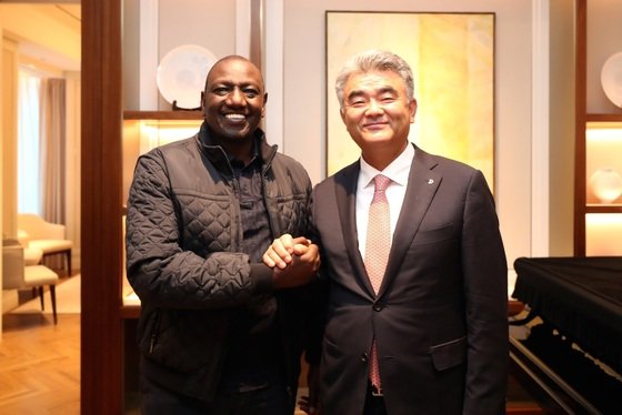 윌리엄 루토 케냐 대통령과 정원주 중흥그룹 부회장.  / 사진 = 대우건설 제공