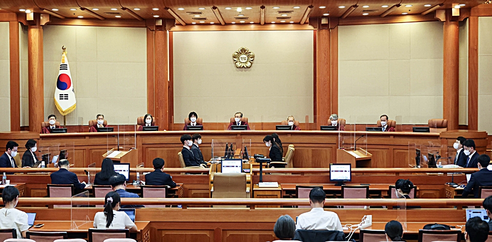 [서울=뉴시스] 조수정 기자 = 유남석 헌법재판소장을 비롯한 헌법재판관들이 2022년 9월 15일 오후 서울 종로구 헌법재판소에서 열린 국가보안법 제2조 1항과 제7조 1·3·5항의 위헌 여부 심리 공개변론 시작에 맞춰 대심판정에 앉아 대기하고 있다. 국가보안법과 관련해 이미 일곱 차례 합헌 결정을 내린 바 있는 헌재가 공개변론을 연 것은 이번이 처음이다. (공동취재사진)