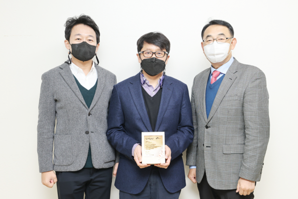 (오른쪽부터) SK하이닉스 특허 직속 하용수 부사장, 카이스트 김민혁 교수, SK하이닉스 R&D전략기획 김준수 TL / 사진 =  SK하이닉스 제공