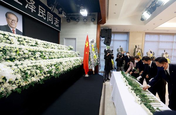 김진표 국회의장은 2일 오후 서울 중구 주한 중국대사관을 찾아 고 장쩌민 전 중국 국가주석을 조문했다. (사진:국회 미디어공보관실)