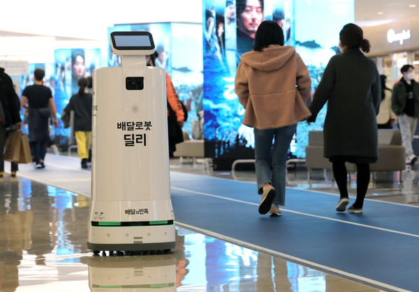 서울 강남구 코엑스몰에서 배달로봇이 바쁘게 움직이고 있다. 사진/뉴시스