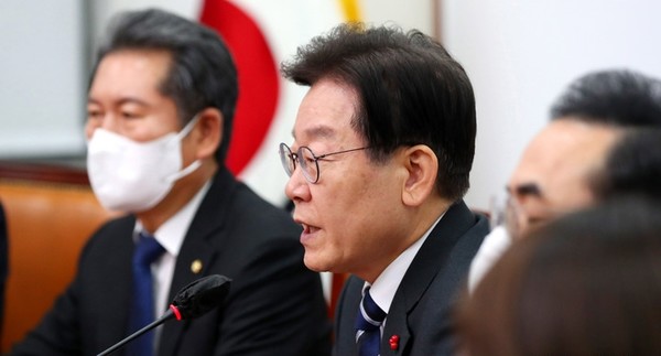 이재명 더불어민주당 대표가 15일 오후 서울 여의도 국회에서 '국회의장 중재안 수용'과 관련 기자회견을 하고 있다. / 사진 = 뉴시스