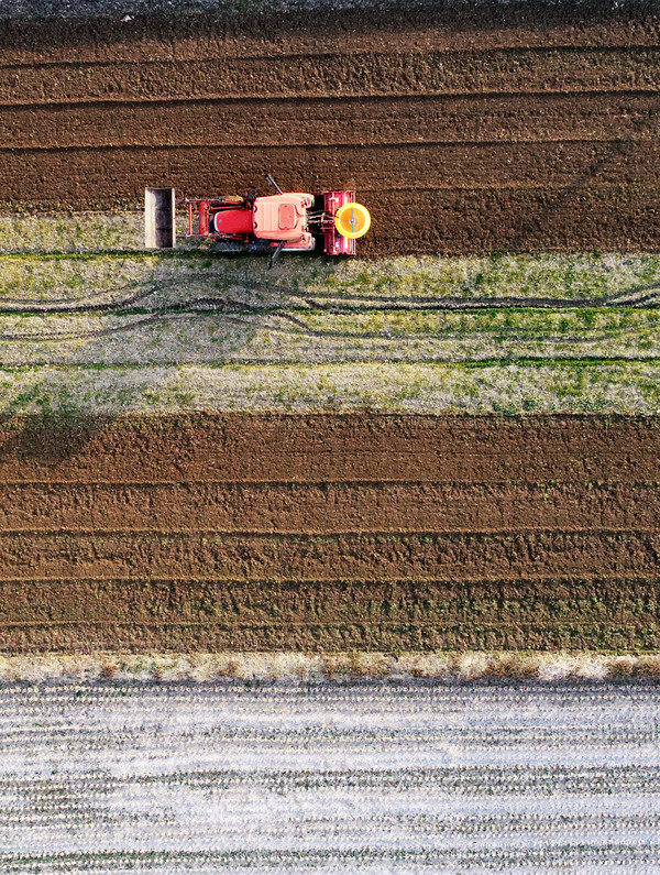트렉터를 이용해 논갈이를 하며 한해 농사를 준비하는 모습. 농축산업에서 한 해 동안 배출되는 온실가스는 2220만톤으로 전체의 2.9%를 차지한다. 사진/뉴시스