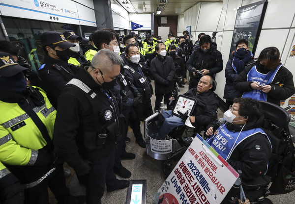전장연 회원들이 지하철 4호선 삼각지역에서 시위하는 모습. 사진/뉴시스