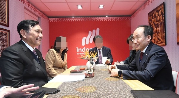 2023 다보스포럼 참석차 스위스 다보스를 방문중인 추경호 부총리 겸 기획재정부 장관이 18일(현지시간) 인도네시아 파빌리온에서 루훗 빈사르 판자이탄 인도네시아 해양투자조정장관과 면담을 하고 있다.  / 사진 = 기획재정부  제공