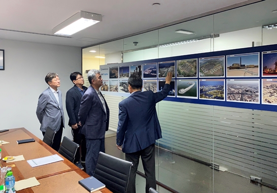 정원주 부회장이 오만 두쿰 정유시설 현장을 방문해 중동지역 시장 상황 및 수주 전략을 점검했다 / 사진 = 대우건설 제공