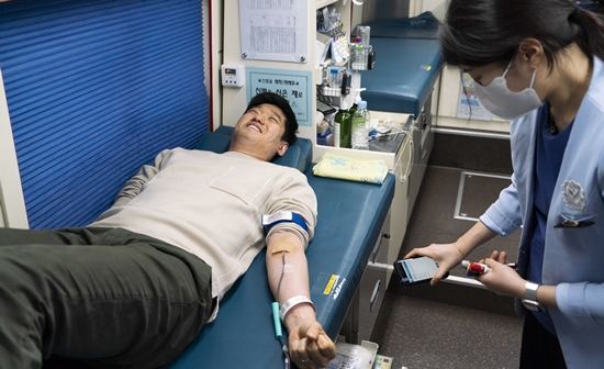 SK텔레콤은 혈액 수급난을 극복하기 위해 SK ICT 패밀리사 차원의 헌혈 릴레이를 이어가고 있다. / 사진 = SK텔레콤 제공