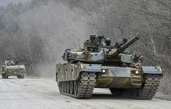 육군이 KCTC훈련 최초로 한국군 여단에 대대급 미군부대를 편성해 13일부터 FS/TIGER 한미 연합 KCTC훈련을 진행하고 있는 가운데, 강원 인제군 육군과학화전투훈련장에서 15일 K1전차가 기동하고 있다.  / 사진 = 육군  제공