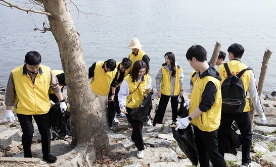 HDC현대산업개발 임직원들은 지난 22일 서울시 한강사업본부 및 자원봉사센터와 함께 이촌-반포 일대 환경을 정비하기 위한 한강 줍깅 봉사활동에 참여했다. / 사진 = HDC현대산업개발  제공