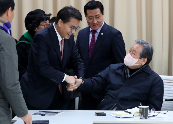 지난 2월 2일 김무성 전 의원이 윤상현 당시 국민의힘 당 대표 후보와 마포포럼 사무실에서 인사를 나누고 있다.     사진 / 뉴시스