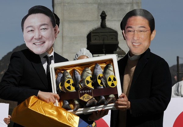 환경운동연합, 시민방사능감시센터 활동가들이 3월16일 오전 서울 광화문광장에서 '후쿠시마 오염수 해양 방류 말고 장기 보관, 대통령은 일본 정부에 요구하라' 기자회견을 열고 퍼포먼스를 하고 있다. / 사진 = 뉴시스
