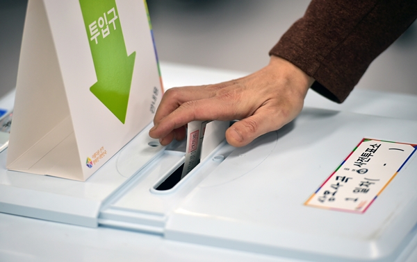 지난 31일, 4·5 재·보궐선거 사전투표소에서 유권자가 투표하고 있다.     사진 / 뉴시스