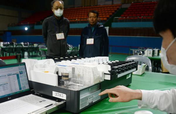 4·5 재보궐선거를 하루 앞둔 4일 전라북도선거관리위원회 관계자들이 투표지분류기를 시연하고 있다.       사진 / 뉴시스