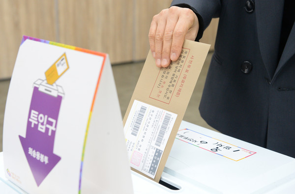 4.5 보궐선거 사전투표 첫날인 31일 오전 울산 남구의 한 투표소에서 유권자가 투표하고 있다.       사진 / 뉴시스
