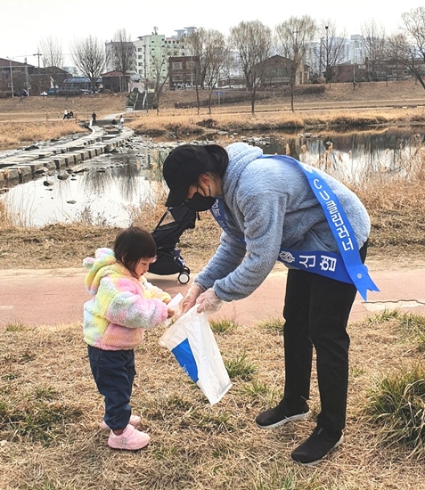 'CU클린러너&하이커' 활동에 참여한 신협중앙회 직원이 쓰레기를 주우며 환경정화에 나섰다. / 사진 = 신협중앙회 제공