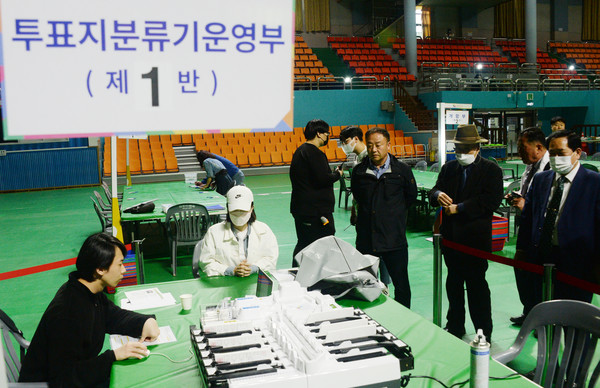 4·5 재보궐선거를 하루 앞둔 4일 전라북도선거관리위원회 관계자들이 투표지분류기를 시연하고 있다. 사진 / 뉴시스