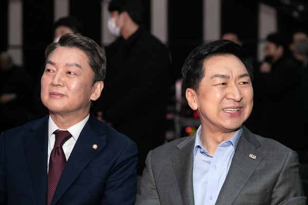 전당대회 당시, 안철수 김기현 두 후보가 나란히 앉아있다.    사진 / 뉴시스