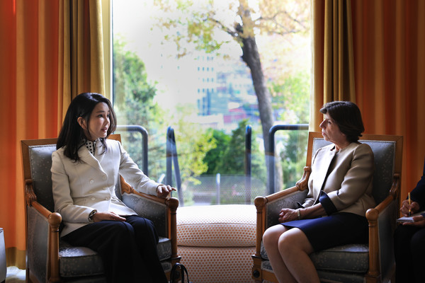 지난 15일, 김건희 여사가 주한 프랑스 대사관저에서 카트린 콜로나 프랑스 외교장관과 만났다.    사진 / 대통령실 