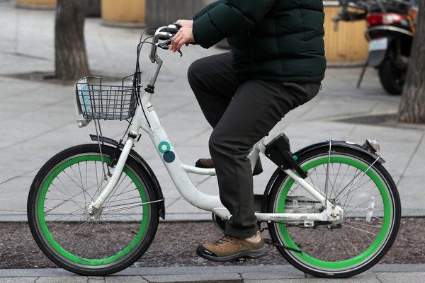 도로에서 따릉이를 타고 있는 시민의 모습. 시민들은 자전거를 안전하게 탈 수 있는 인프라 조성이 자전거 활성화 정책보다 더 시급하다고 말했다. 사진/뉴시스