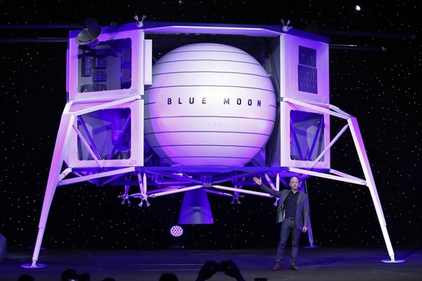 제프 베이조스가 우주 로켓 기업 블루오리진의 달 착륙선 '블루문' 공개 행사에서 달 착륙선을 공개하고 있다. 사진 /뉴시스
