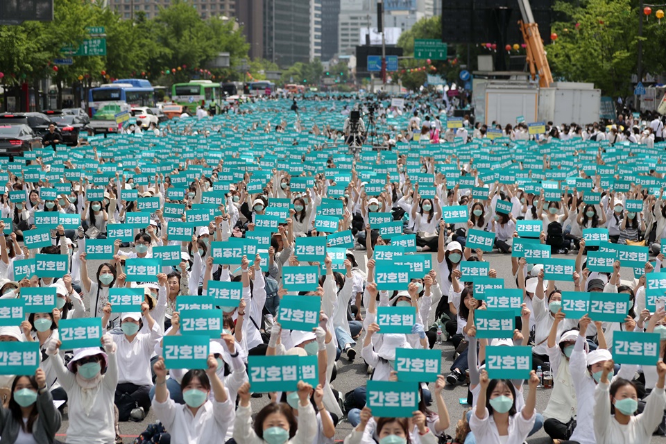 전국의 간호사 및 간호대학생들이 국제 간호사의 날인 5월 12일 서울 종로구 세종대로에서 열린 국제 간호사의 날 기념집회에 참석해 국회 본회의를 통과한 간호법의 대통령 공포(公布)를 촉구하고 있다.(사진=뉴시스)