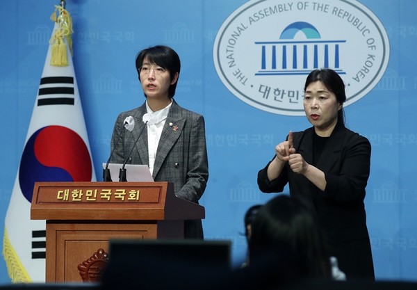 지난 11일, 장혜영 정의당 의원이 국회 소통관에서 더불어민주당 김남국 의원의 ‘코인 논란’과 관련 공직자 가상자산 신고법 추진 기자회견을 하고 있다.   사진 / 뉴시스