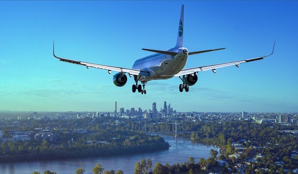 항공사들은 연비가 높은 기종을 늘리고 친환경 연료를 쓰는 한편, 무공해 비행기를 확보 과제를 안았다.  사진 / 픽사베이