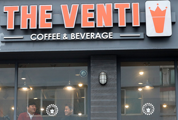 커피 프랜차이즈 더벤티에서 치명적인 위생 문제와 함께 후속 대응 부실 논란까지 터졌다.  사진 / 뉴시스