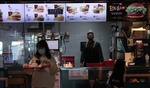 롯데리아가 지난 4월, 음료 위생 논란에 이어 최근 떨어진 햄버거를 재사용한 것이 드러나 공분을 샀다.  사진 / 뉴시스