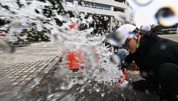 장마철을 앞두고 경기도 수원시 장안구 수원종합운동장에서 수원도시공사 관계자들이 집중호우에 대비해 배수펌프 등 장비를 점검하고 있다. / 사진 = 뉴시스