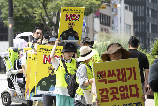 지난 7월 20일 종교환경회의 연합 회원들이 서울 중구 명동성당 앞에서 일본 정부의 후쿠시마 핵 오염수 해양방류 중단과 핵 발전소 생산 중단을 촉구하는 순례 행진을 하고 있다 사진 / 뉴시스