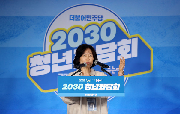 김은경 더불어민주당 혁신위원장이 지난 달 30일 서울 성동구 성수동의 한 카페에서 열린 2030 청년좌담회에 참석했다.  사진 / 뉴시스