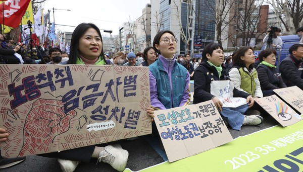 지난 3월 8일 오후 서울 종로구 대학로에서 열린 '2023 3.8 세계여성의 날 정신 계승 전국노동자대회 본대회'에서 참석자들은 여성임금차별금지법 제정을 요구했다.     사진/뉴시스