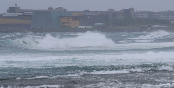 제6호 태풍 '카눈(KHANUN)'이 북상 중인 9일 오전 제주 서귀포시 성산읍 광치기 해변 앞바다에 점점 거센 파도가 몰아치고 있다.  / 사진 = 뉴시스