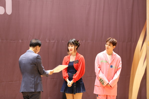 8월 이달의 인플루언서에 선정된 유라야놀자의  유라 김유진, 토니 양건우  (사진=진콘)