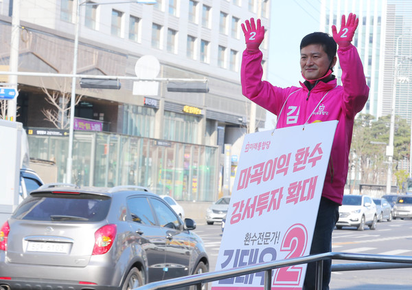 지난 20년 4월 당시, 제21대 총선 서울 강서구을에 출마하는 김태우 미래통합당 후보가 강서구 양천향교역 사거리에서 인사를 하고 있다.  사진 / 뉴시스