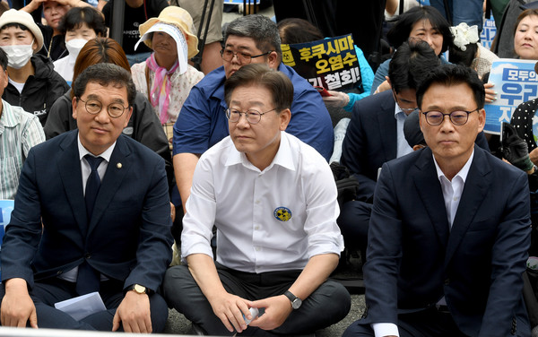 이재명 더불어민주당 대표를 비롯한 당 지도부가 8월 30일 오후 전남 목포시 호남동 목포역 광장에서 열린 '후쿠시마 오염수 해양투기 규탄대회'에 참석하고 있다.  사진 / 뉴시스