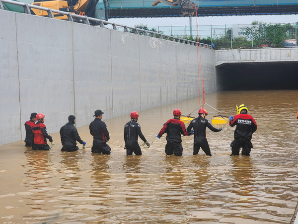 지난 달 폭우로 차량들이 침수되며 다수의 실종자가 발생한 충북 오송 궁평지하차도 침수 현장     사진 / 뉴시스