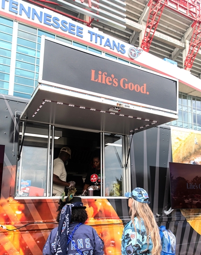 LG전자가 공식 후원팀 '테네시 타이탄스'의 NFL 정규시즌 홈 경기 시작일인 지난 17일 로컬 식당과 협업해 경기장 밖에서 푸드 트럭을 운영했다.  / 사진 = LG전자 제공