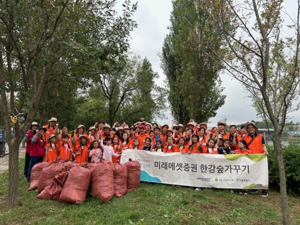 미래에셋증권은 ESG(환경·사회·지배구조) 환경캠페인의 일환으로 '미래에셋증권숲 가꾸기' 활동을 진행했다. / 사진 = 미래에셋증권 제공