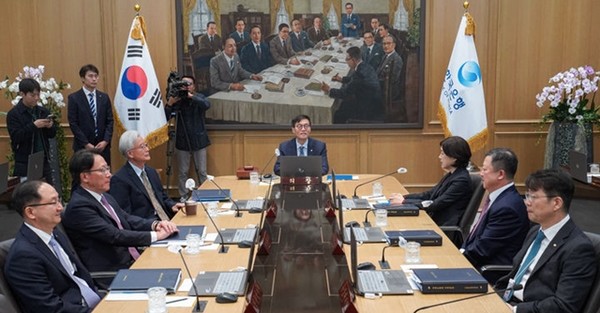 이창용 한국은행 총재가 19일 서울 중구 한국은행에서 열린 금융통화위원회 본회의를 주재하고 있다. / 사진 = 뉴시스
