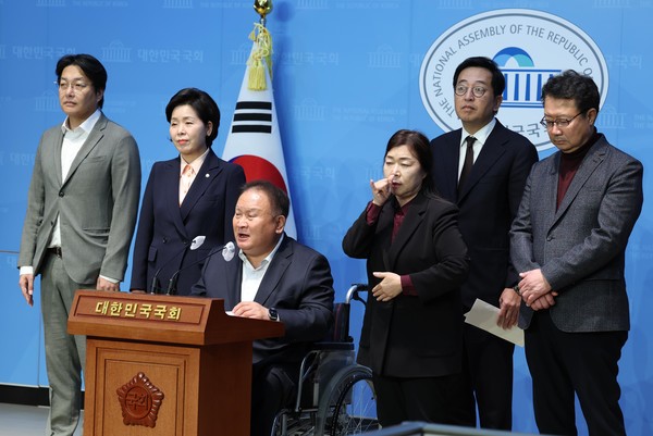 지난 7일 국회 소통관에서 조성주 정치유니온 '세번째 권력' 공동대표, 양향자 한국의희망 대표, 이상민 의원, 금태섭 새로운선택 창당준비위원장, 정태근 정치포럼 '당신과함께' 공동대표 등은 공직선거법 관련 기자회견을 열었다. 이들은 “내년 총선에서 다른 것보다도 위성정당의 출현을 막는 것이 가장 시급하다”며 선거법 개정을 요구했다. 사진 / 뉴시스