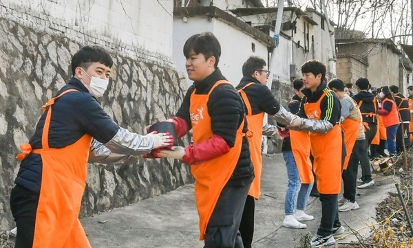 KT&G 임직원들이 지난 5일 서울 노원구 백사마을에서 '연탄나눔' 봉사활동에 참여하고 있다. / 사진 = KT&G 제공