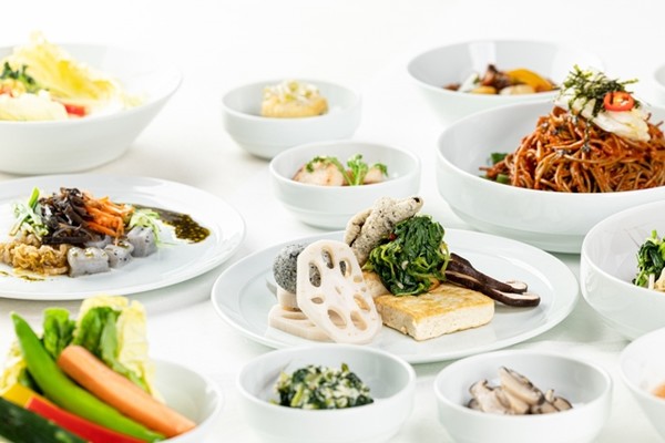 대한항공이 전통 한식을 바탕으로 새롭게 개발한 한국식 비건 메뉴 모습. 우엉보리밥과 버섯강정, 탕평채, 매실두부무침 등으로 구성돼 있다. / 사진 = 대한항공