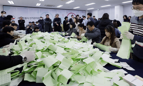 지난 2일, 서울시선거관리위원회에서 직원들이 22대 총선 대비 모의개표 실습을 하고 있다. 사진 / 뉴시스