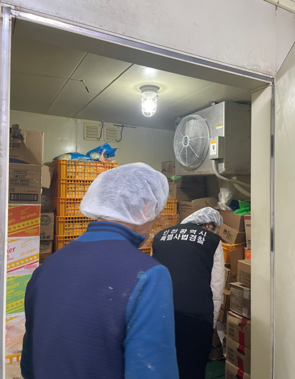 인천시 특별사법경찰이 밀키트 제조업체를 점검하고 있다  사진 / 인천시